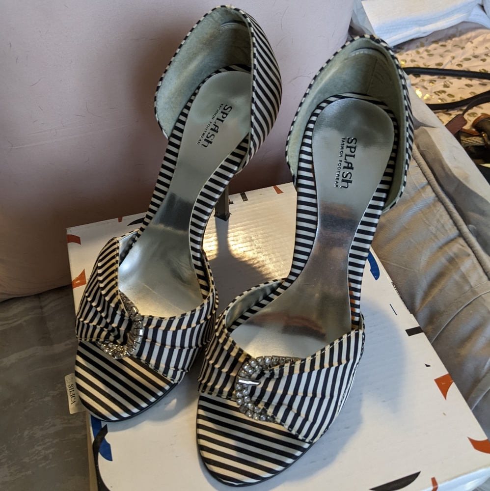 Black and white stripped peep toe size 6